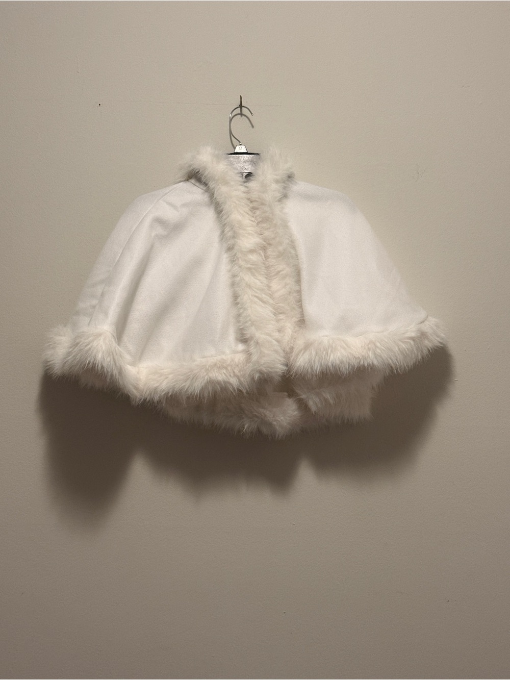 SHEIN White Knit Hooded Cape with Faux Fur Trim